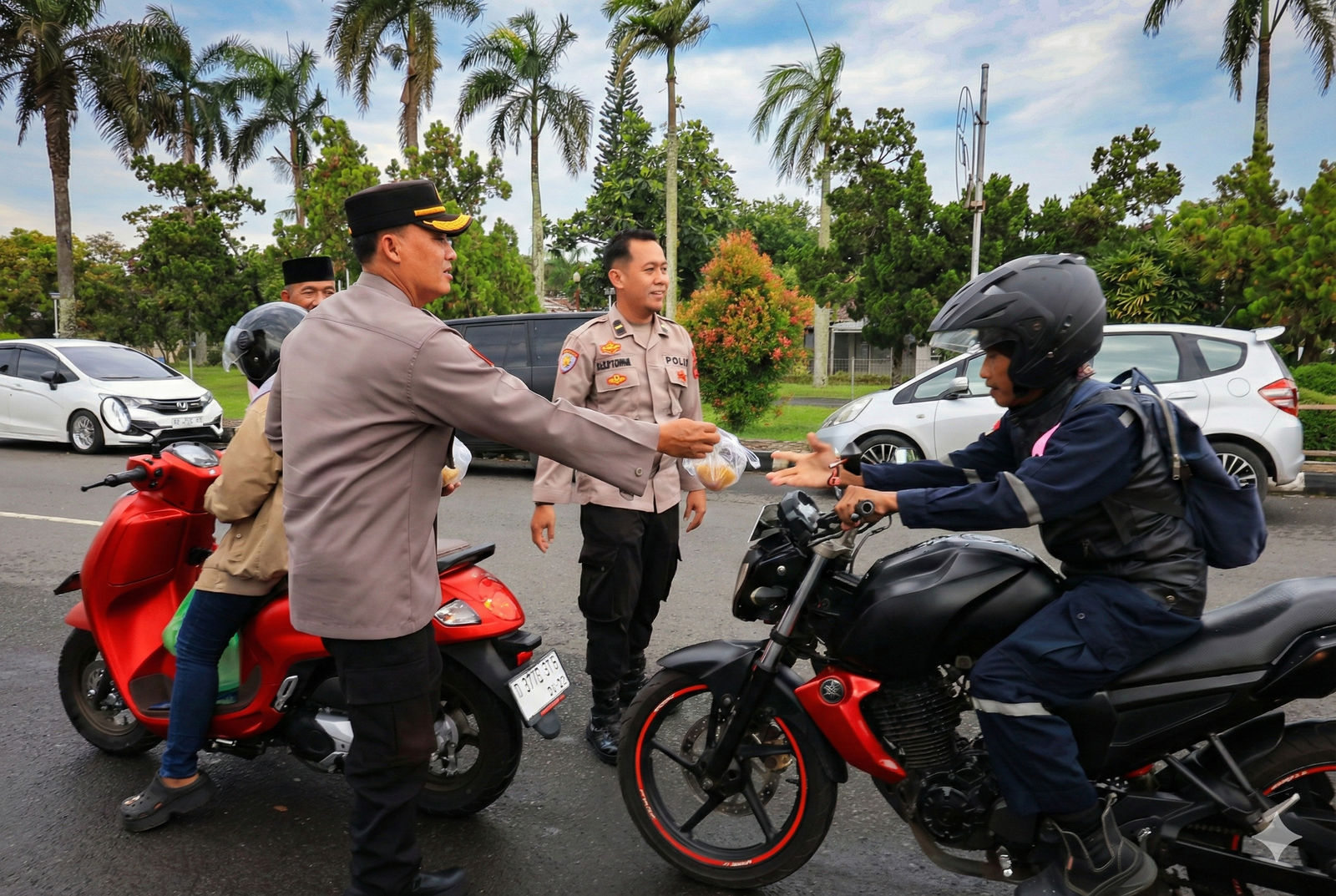 Polresta Cilacap Pererat Silaturahmi Lewat Pembagian Takjil Ramadan Rutin