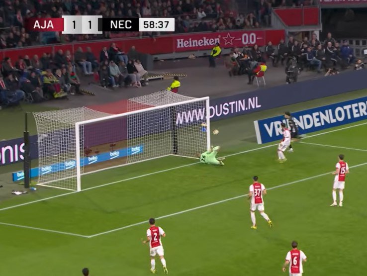 Pelatih Ajax Amsterdam Puas dengan Debut Gemilang Maarten Paes: Performa Solid di Eredivisie!