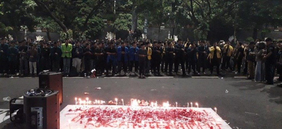 Mahasiswa Semarang Gelar Salat Gaib di Polda Jateng: Suarakan Tuntutan Reformasi Polri